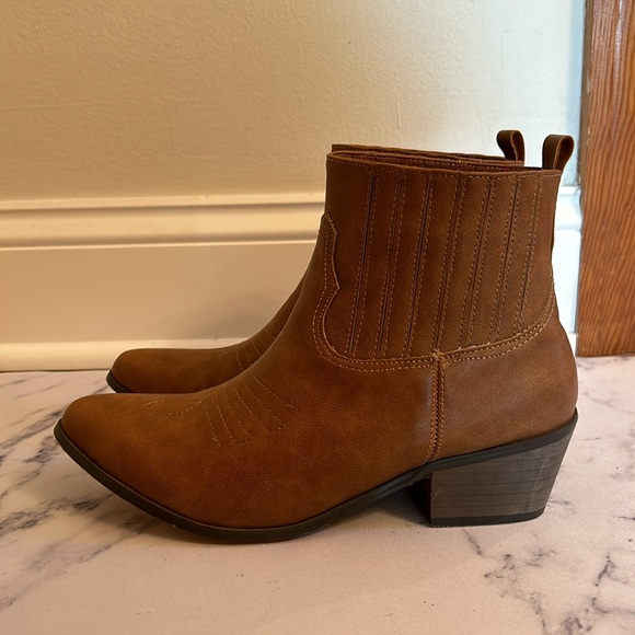 Chase + Chloe Brown Leather Western Pointed Toe Ankle Short Boot. Size: 8.5 - Picture 2 of 8